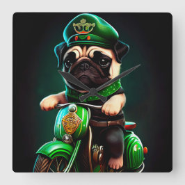 Relógio Quadrado Cachorro Pug Dirigindo Bicicleta Dia de São Patríc