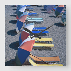 Relógio Quadrado Cadeiras vagas na praia