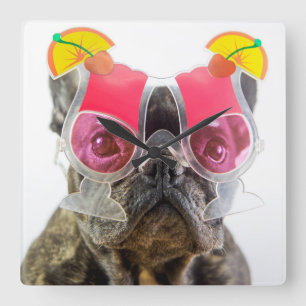 Relógio Quadrado Cão das imagens   de Getty com vidros de cocktail