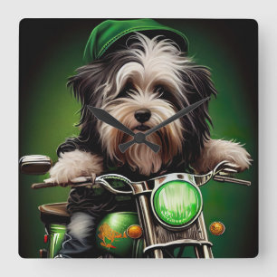 Relógio Quadrado Cão Havanês Dirigindo Bicicleta Dia de São Patríci
