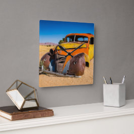 Relógio Quadrado Carro antigo e abandonado em Solitaire, Namíbia