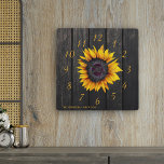 Relógio Quadrado Casa de fazenda russa de flores de sol<br><div class="desc">Um relógio de parede no estilo russo do país com um girassol de ouro amarelo sobre um fundo de madeira marrom-escura.               Personalize-o com seu nome de família e texto!             Pode ser um belo presente de manutenção para o seu aniversário de família,  casamento,  chá de casal,  aquecimento doméstico.</div>