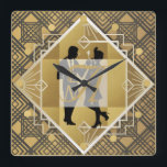 Relógio Quadrado Casal de Flapper Art Deco Monograma Decor de Newly<br><div class="desc">Imagem impressionante do tipo vintage em preto e ouro com um casal de flapper de 1920 no estilo de deco de arte. O monograma de 3 letras permite que você adicione as iniciais do primeiro nome do casal (letras menores) e o apelido do casado (inicial maior).</div>