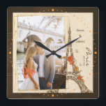 Relógio Quadrado Casal romântico se abraçando perto da torre do eif<br><div class="desc">Casal romântico se abraçando perto da torre do Effel em Paris Square Wall Clock.</div>