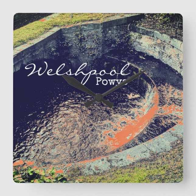 Relógio Quadrado Cascata e Piscina laranja em Welshpool, Powys (Frente)