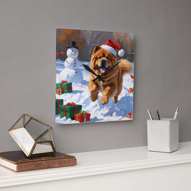 Relógio Quadrado Chow Chow Correndo na Neve com Chapéu de Natal (Escritório)