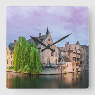 Relógio Quadrado Cidade antiga de Bruges e torre de Belfry