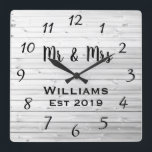 Relógio Quadrado Cinza russa personalizada personalizada<br><div class="desc">Um design personalizado bonito, único, do tipo, apresenta uma madeira de cinza falsa-rústica com personalização negra, seus nomes em um design de cobertura de fontes de script e o sobrenome e ano estabelecidos em um roteiro em negrito com um fundo de efeito de madeira impresso. Personalize este relógio adicionando suas...</div>