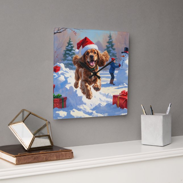 Relógio Quadrado Cocker Spaniel Correndo na Neve com Chapéu de Nata (Escritório)
