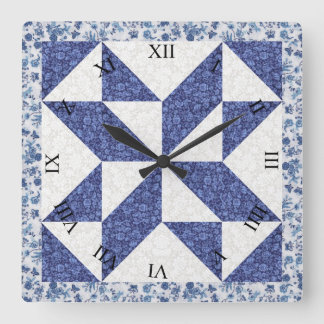 Relógio Quadrado Colcha Falsa Azul e Branco Calico
