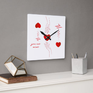 Relógio Quadrado Copo de Amor Minimalista com Coração e Mãos – Româ