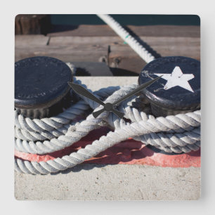 Relógio Quadrado Corda amarrada a dois postes de amarração