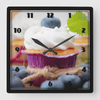 Cupcake delicioso de mirtilo com creme chicoteado