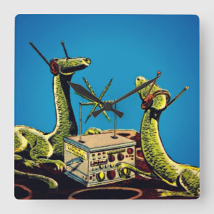 Relógio Quadrado Dinossauros ouvindo transmissão de rádio - Reló