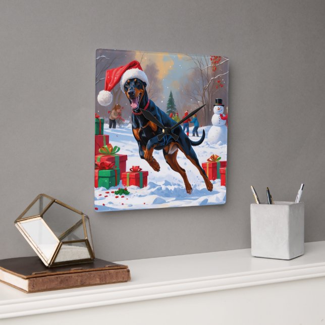 Relógio Quadrado Doberman Correndo na Neve com Chapéu de Natal (Escritório)