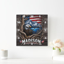 Eagle Nestled entre montanhas e bandeira americana