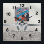 Relógio Quadrado Especial de 25 Na moda de de Silver<br><div class="desc">⏳ comemorar o amor do eterno com este Relógio de Muro do Na moda Silver! Projetado com o charme vintage, este elegante e prateado relógio apresenta um fundo ao estilo na moda com sotaques decorativos delicados, fazer-o como um guardião perfeito para aniversários, casamentos ou marcos especiais. Feito com materiais de...</div>