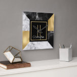 Relógio Quadrado Estilo Art Deco Marble e Monogramas Dourados<br><div class="desc">A moderna tomada de uma Arte Deco inspirou um relógio de parede, feito em um padrão geométrico de folha de cor dourada, mármore branco e mármore preto. Um quadrado preto e dourado, no meio, tem um monograma de letras solteiros amarelas ouros e texto branco pronto para personalizar. Adorável decoração doméstica...</div>