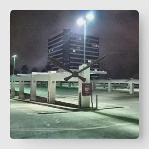 Relógio Quadrado Estrutura de Estacionamento do Telhado à Noite -