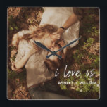 Relógio Quadrado Eu Amo Os Nomes De Fotografias Do Casal<br><div class="desc">Uma bela maneira de celebrar o seu relacionamento, este relógio de design de impressão fotoacrílico apresenta 'eu amo-nos' em uma camada branca de roteiros com letras brancas na parte inferior direita, seguida dos seus nomes. Para personalizar, substitua por sua foto e edite o campo de nomes. Impressões acrílicos são uma...</div>