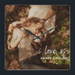 Relógio Quadrado Eu Amo Os Nomes De Fotografias Do Casal<br><div class="desc">Uma bela maneira de celebrar o seu relacionamento, este relógio de design de impressão fotoacrílico apresenta 'eu amo-nos' em uma camada branca de roteiros com letras brancas na parte inferior direita, seguida dos seus nomes. Para personalizar, substitua por sua foto e edite o campo de nomes. Impressões acrílicos são uma...</div>