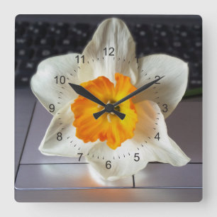 Relógio Quadrado Flor sobre teclado