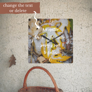 Relógio Quadrado Floresta de novembro: Folhas amarelas sob a neve