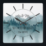 Relógio Quadrado Floresta Russa Personalizada Recém-casados Grande<br><div class="desc">Um moderno e rústico relógio monograma de muro de casamento da floresta azul-clara,  com data estabelecida. Um presente perfeito para recém-casados para um casal que ama a natureza,  ou tem uma cabana em um ambiente florestal.</div>