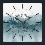 Relógio Quadrado Floresta Russa Personalizada Recém-casados Grande<br><div class="desc">Um moderno e rústico relógio monograma de muro de casamento da floresta azul-clara,  com data estabelecida. Um presente perfeito para recém-casados para um casal que ama a natureza,  ou tem uma cabana em um ambiente florestal.</div>