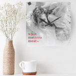 Relógio Quadrado Foto da Tendência e o que mais importa RedQuote<br><div class="desc">Capture a essência dos belos momentos da vida com nossa exclusiva Foto da Trendy e o que importa os produtos Red mais positivos. Incorpore positividade e estilo na sua vida cotidiana com esta coleção única que combina sem problemas as tendências modernas com os sentimentos do eterno. Quer esteja se tratando...</div>