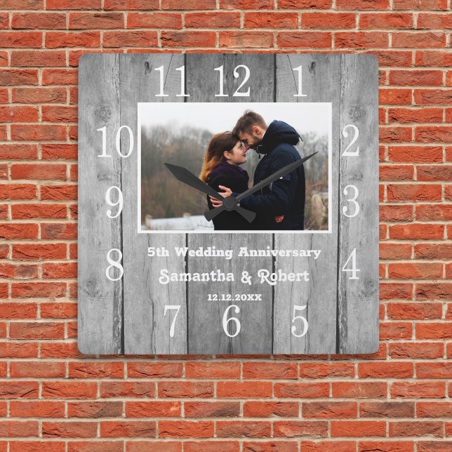 Relógio Quadrado Foto de aniversário de 5 anos de madeira de Cinza  (Distressed Gray Wood 5 Year Anniversary Photo Square Wall Clock)