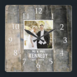 Relógio Quadrado Foto de Aniversário de Casamento Russo Foto de Mad<br><div class="desc">Relógio único para personalizar com foto de casal,  nome e ano estabelecido. O relógio de casamento rústico com um efeito de madeira manchada aflita faz um presente de excelente para casamentos,  aniversários e novo aquecimento doméstico.</div>