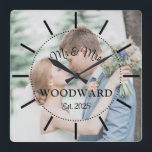 Relógio Quadrado Foto de casamento de recém-casados modernos<br><div class="desc">O relógio de fotos de casamento moderno,  recém-casados,  em um simples roteiro e tipografia serif,  com sua própria foto,  nome de casado e data de casamento. há uma tonalidade sobre a foto para que o tipo apareça melhor. Basta carregar sua foto e personalizar o texto.</div>