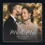 Relógio Quadrado Foto de Casamento de Script Elegante Moderno - Chi<br><div class="desc">Este elegante relógio de fotos personalizado será uma bela manutenção do seu dia de casamento! A caligrafia única diz "Sr. e Sra." ao lado do seu nome pessoal. Adicione sua foto favorita de casamento e faça disso um presente perfeito para recém-casados,  um aniversário ou renovação de votos!</div>