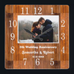 Relógio Quadrado Foto do aniversário de 5 anos da Rústica Madeira<br><div class="desc">O relógio de madeira russo personalizado com foto faz um presente perfeito para 5 anos de aniversário. Personalize com o nome e o ano do casal. O presente de 5 de aniversário do marco é tradicionalmente presente relacionado à madeira.</div>