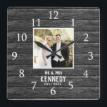 Relógio Quadrado Foto do Aniversário do Casamento Personalizado da<br><div class="desc">Personalizar com foto de casal,  nome e ano estabelecido. O relógio de casamento rústico com um efeito de madeira aflita faz um presente de excelente para casamentos,  aniversários,  e novo aquecimento doméstico.</div>