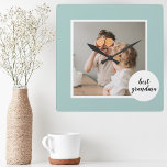 Relógio Quadrado Foto Moderna Mint Adorável Avó Presente<br><div class="desc">Quer você esteja procurando por um presente de Dia de as mães, presente de aniversário, ou apenas quero mostrar a sua avó o quanto ela significa para você, o presente de vovó amoroso moderno de fotografia é a escolha perfeita. É uma maneira bela e sentimental de honrar o vínculo especial...</div>