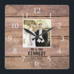 Relógio Quadrado Foto personalizada de aniversário de casamento - M<br><div class="desc">Personalizar com foto de casal,  nome e ano estabelecido. O relógio de casamento rústico com um efeito de madeira de celeiro faz um presente de excelente para casamentos,  aniversários,  e novo aquecimento doméstico.</div>