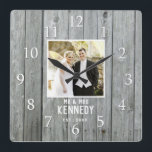 Relógio Quadrado Foto personalizada do aniversário de casamento da<br><div class="desc">Relógio único para personalizar com foto de casal,  nome e ano estabelecido. O relógio de casamento rústico com um efeito de madeira de celeiro faz um presente de excelente para casamentos,  aniversários e novo aquecimento doméstico.</div>