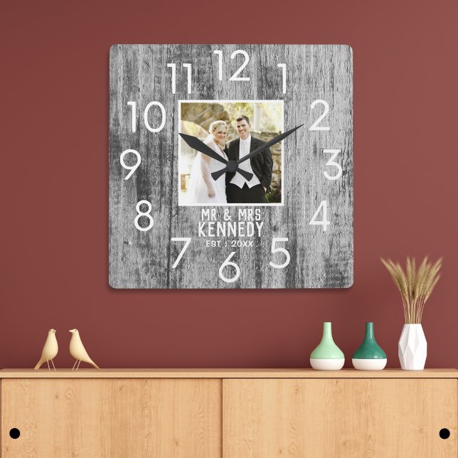 Relógio Quadrado  Foto personalizada do Aniversário de Casamento de (Gray Wood Wedding Anniversary Personalized Photo Square Wall Clock)