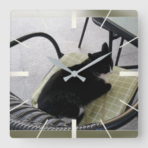 Relógio Quadrado Gato negro em um terraço