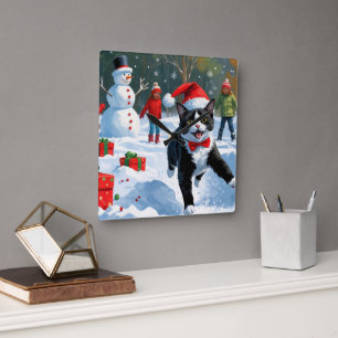 Relógio Quadrado Gato Tuxedo Correndo na Neve com Chapéu de Natal