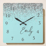 Relógio Quadrado Girly Aqua Blue Silver Monograma<br><div class="desc">Girly Aqua Blue - Silver Sparkle Glitter Script Monograma Name Clock. Isto faz o doce e perfeito aniversário de 16 anos,  casamento,  chá de panela,  aniversário,  chá de fraldas ou festa de solteira presente para alguém que ama luxo de luxo e estilos quíticos.</div>