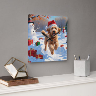 Relógio Quadrado Goldendoodle correndo em neve com chapéu de Natal