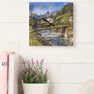 Relógio Quadrado igreja Salm 23:1 perto da montanha com rio