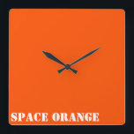 Relógio Quadrado Laranja espacial<br><div class="desc">Mostre suas cores com orgulho!  Já sonhou em ser astronauta? Então isso deve fazer você se sentir em contato com o seu sonho para essa sombra de laranja internacional é a cor dos naipes de astronauta.</div>