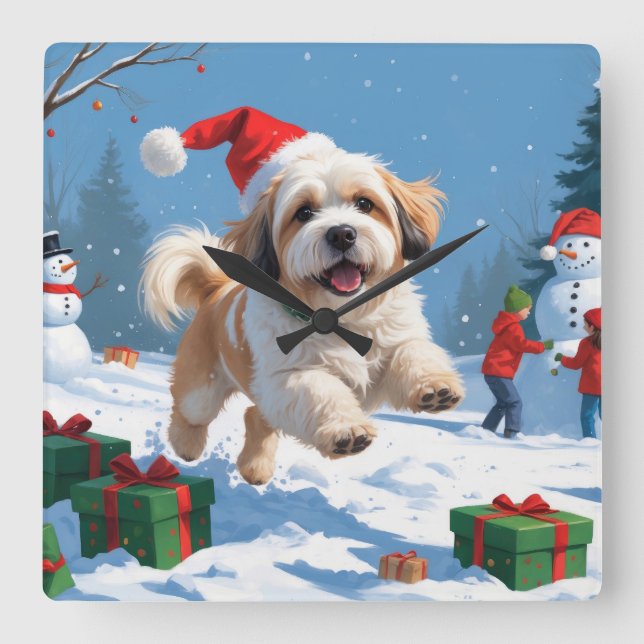 Relógio Quadrado Lhasa Apso Correndo na Neve com Chapéu de Natal (Frente)