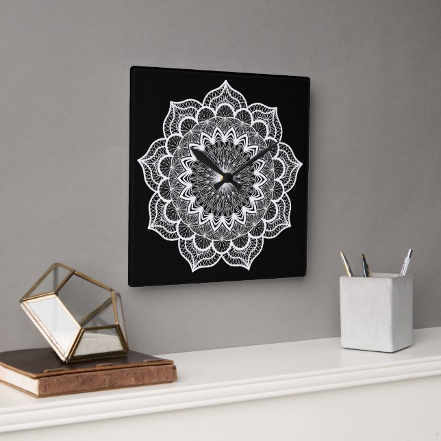 Relógio Quadrado Mandala Branco em Fundo Preto (Escritório)