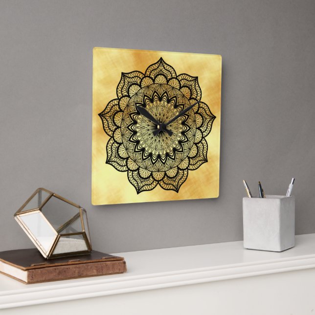 Relógio Quadrado Mandala Preto em Fundo Dourado Suave (Escritório)