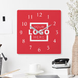 Relógio Quadrado Marca do Promocional de logotipo da empresa person<br><div class="desc">Adicione seu logotipo corporativo personalizado para criar um relógio exclusivo na parede. Torna um promocional de excelente oferecido ou presente corporativo para clientes,  fornecedores,  funcionários ou outras pessoas especiais. Escolha entre diferentes formas e tamanhos de relógio. Nenhuma quantidade mínima,  nenhuma taxa de configuração.</div>